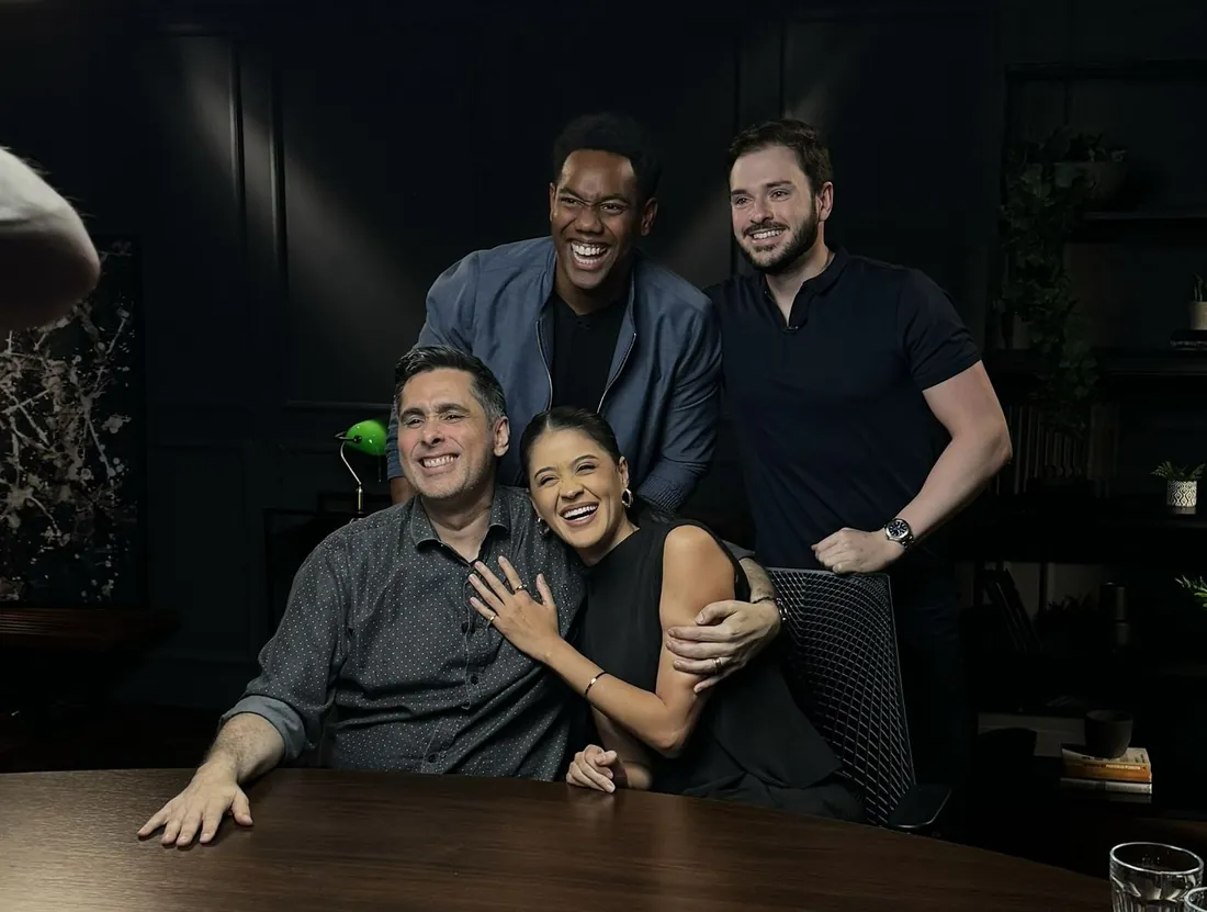 Lucas Renault com convidados nos bastidores de uma gravação